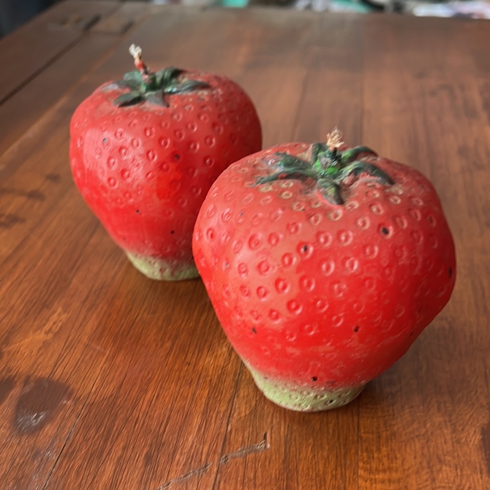 Vintage 🍓 candles excellent condition, set of 2